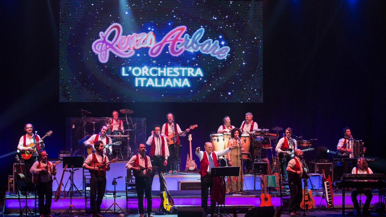 Arbore e l’Orchestra Italiana: sul palco della Versiliana torna la musica di Napoli