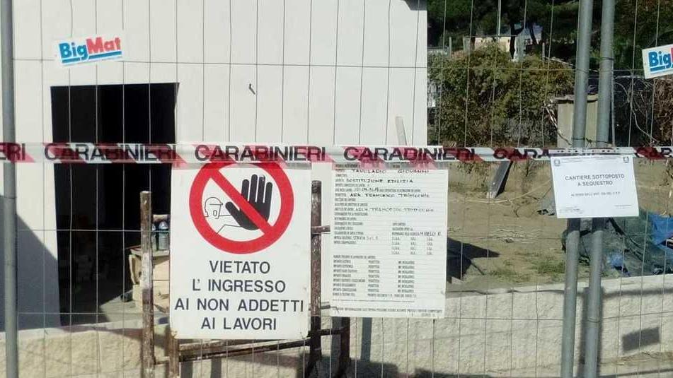 Operaio trovato morto in un cantiere: è mistero sulle cause, indagano i carabinieri