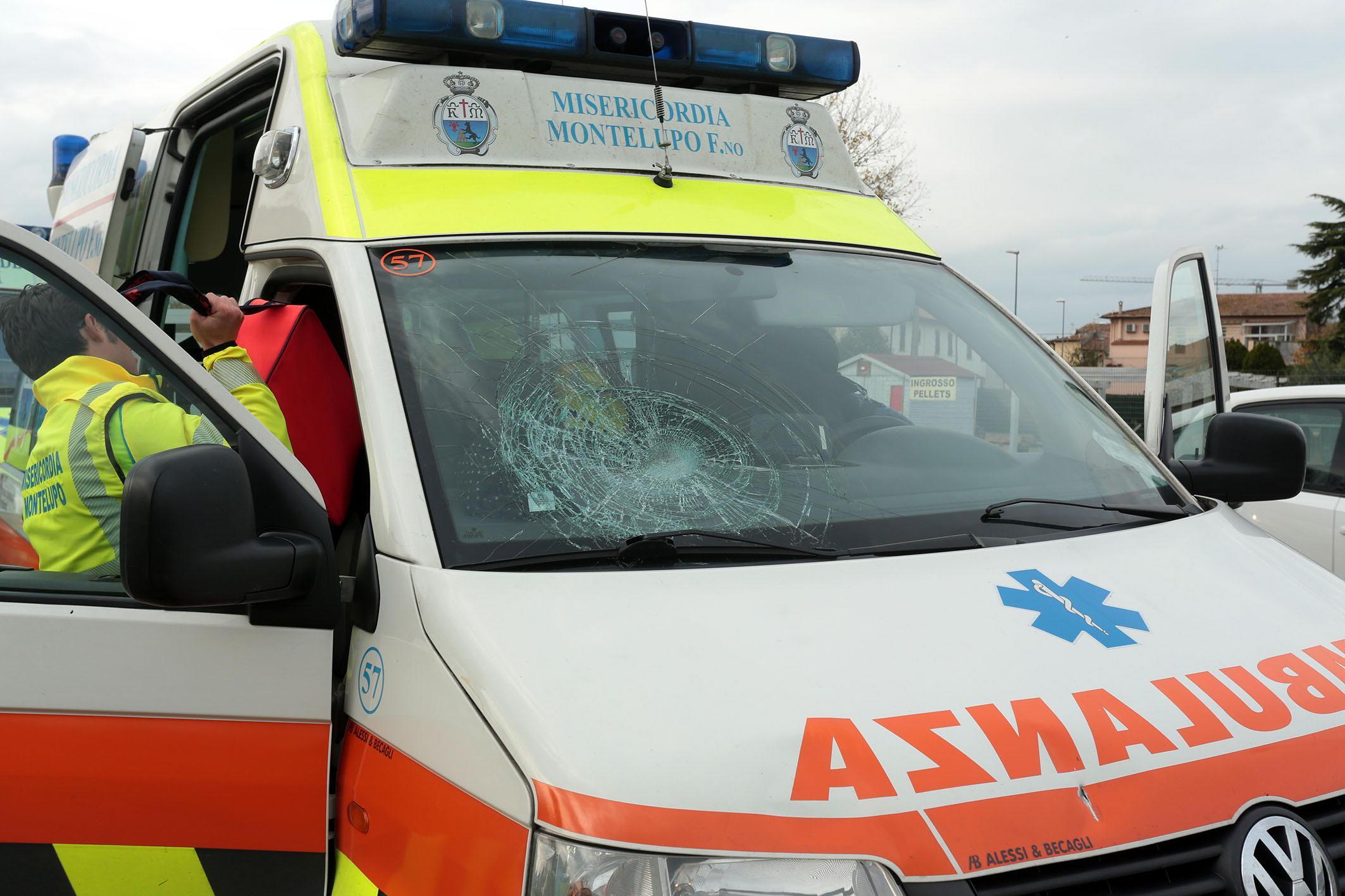 Si ribalta e rimane incastrato sotto l'Ape, muore  cinquantenne