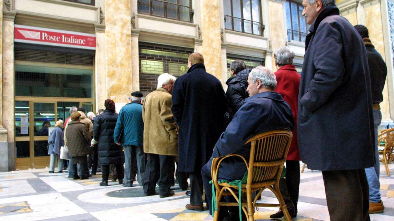 Pensionati in coda alle Poste (archivio)