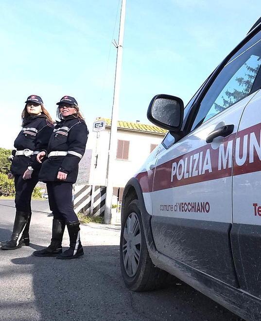 Prende a schiaffi due vigilesse, arrestato un uomo di Nozzano 