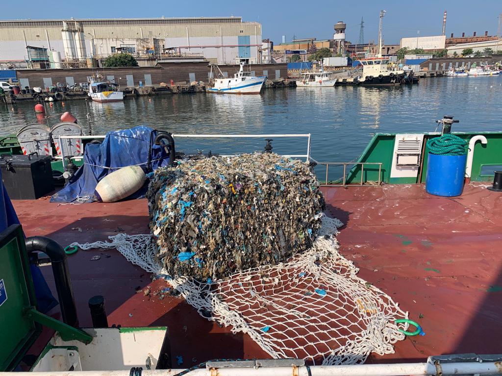 L'ecoballa recuperata sul pontile della Manta di Permare