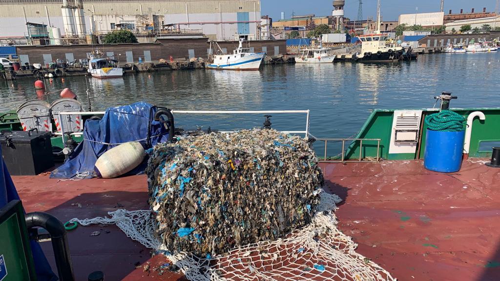 L'ecoballa recuperata sul pontile della Manta di Permare