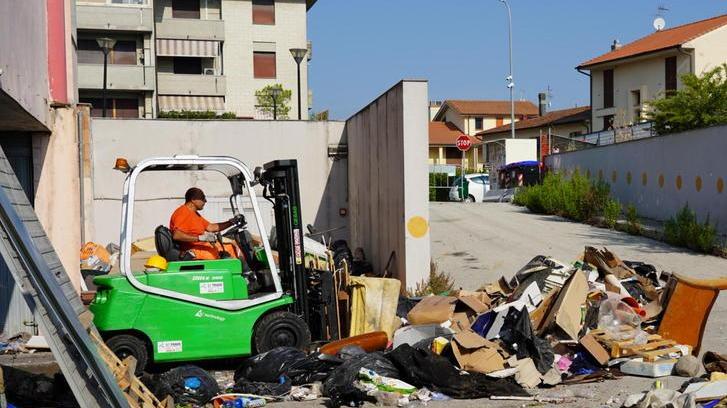 Un operatore accatasta i rifiuti in un’area accessibile per la rimozione, per il cui completamento serviranno alcuni giorni