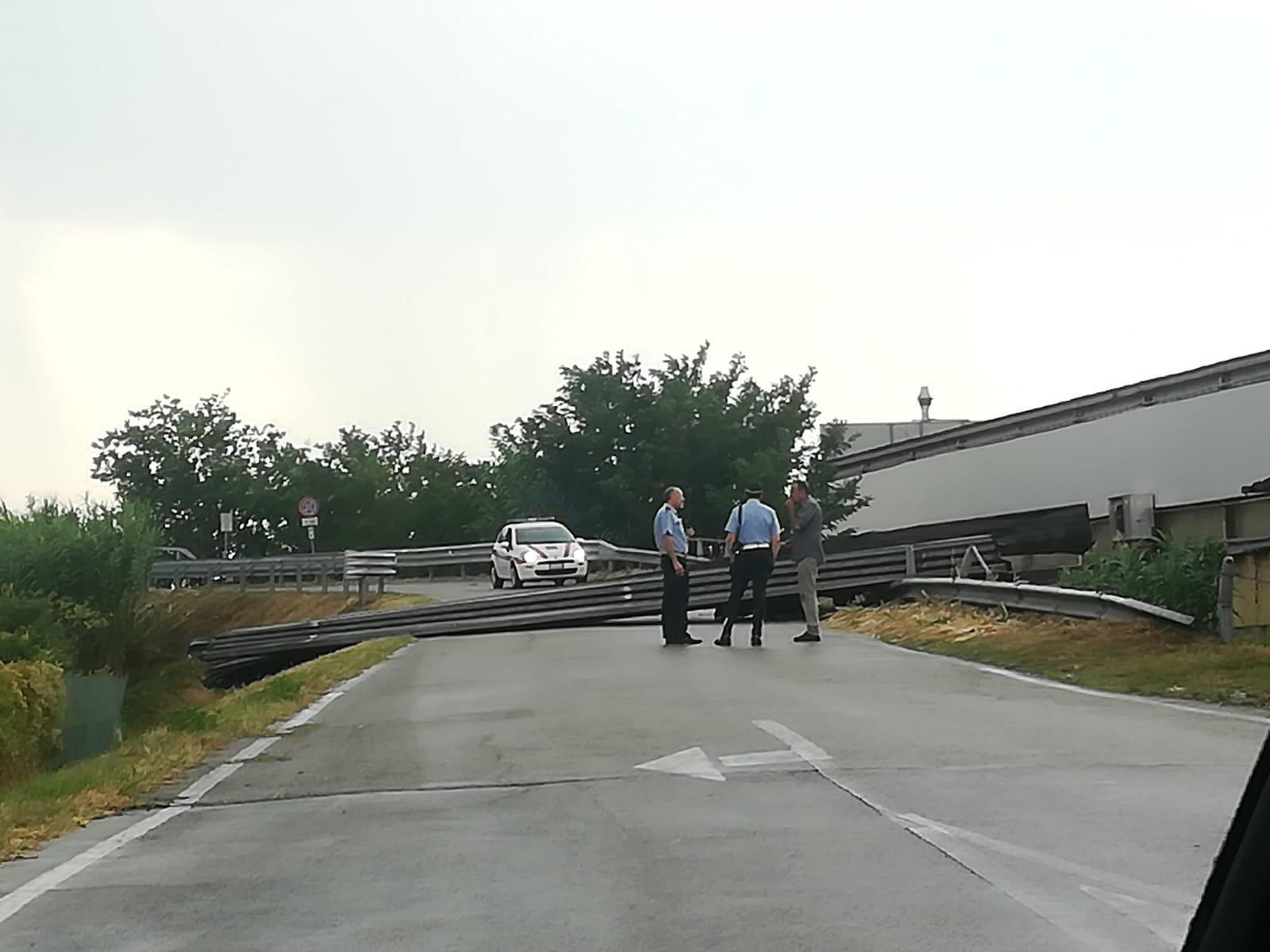 Scoperchiato da un vento fortissimo la copertura di un capannone a Pieve a Nievole (foto Nucci)