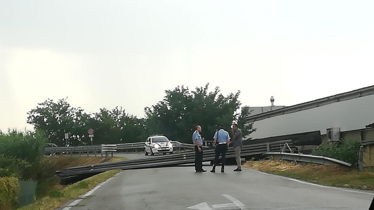 Scoperchiato da un vento fortissimo la copertura di un capannone a Pieve a Nievole (foto Nucci)