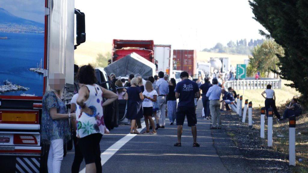 Camper in fiamme sulla A12, autostrada riaperta tra Rosignano e Collesalvetti