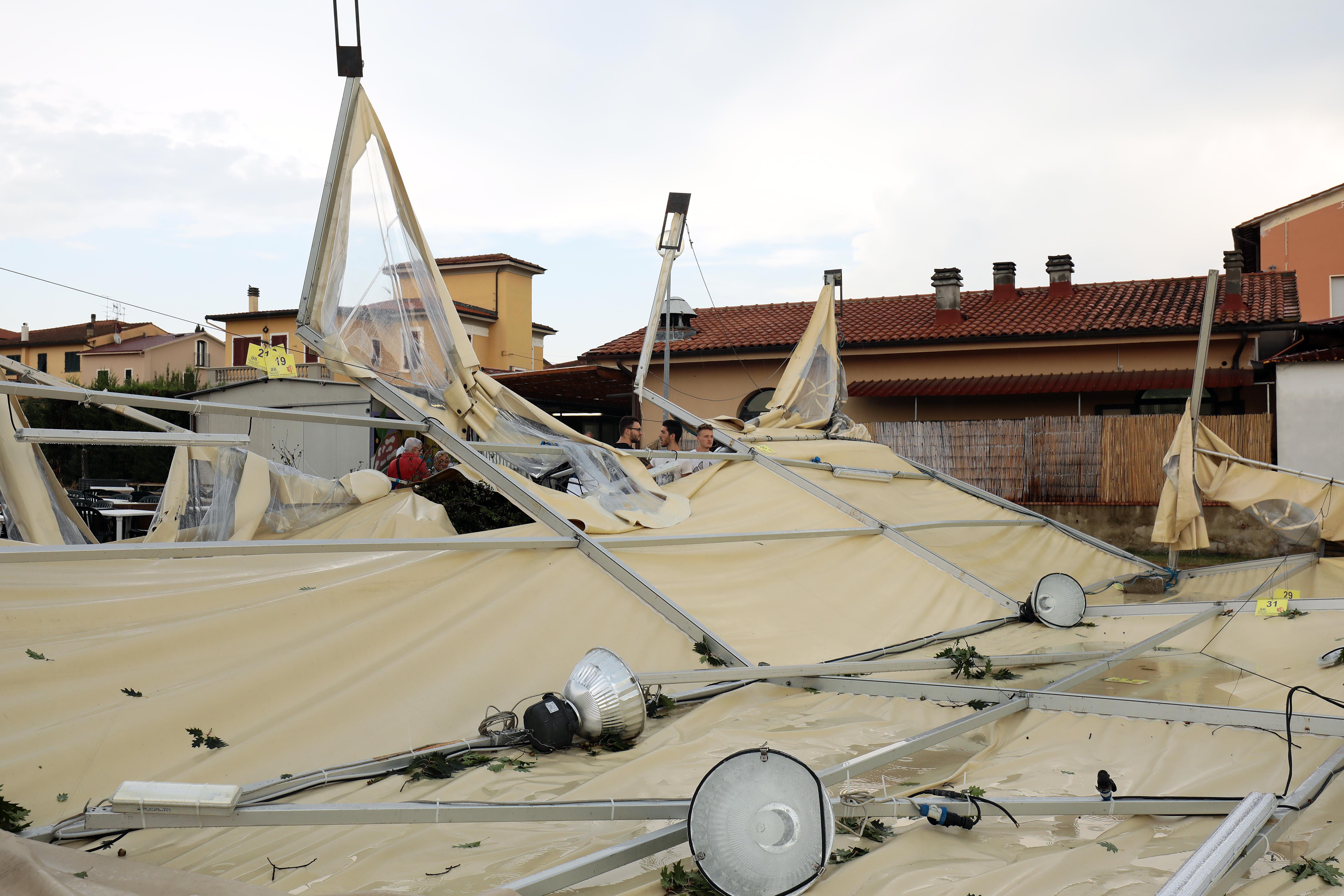 Temporale a Lazzeretto, scoperchiata la struttura della sagra della pizza