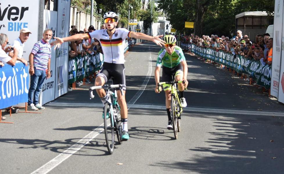 La prima tappa è tedesca Vittoria per Marco Brenner, insegue Andrea Piccolo