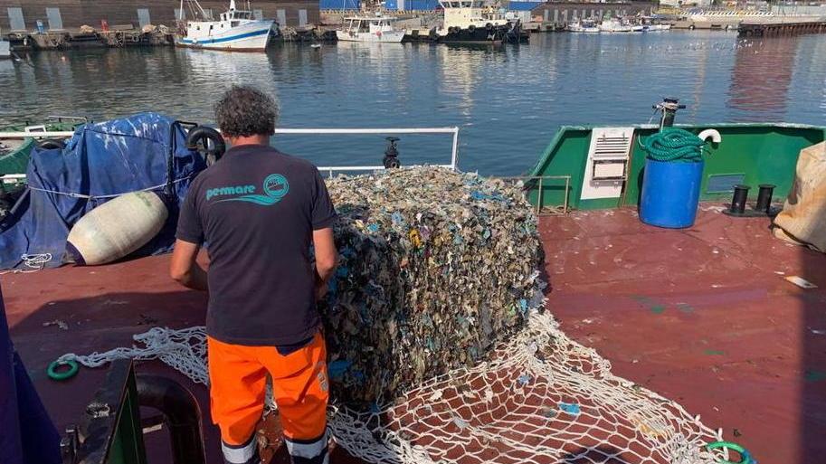 Recuperata nella notte l’ecoballa al largo dell’Elba