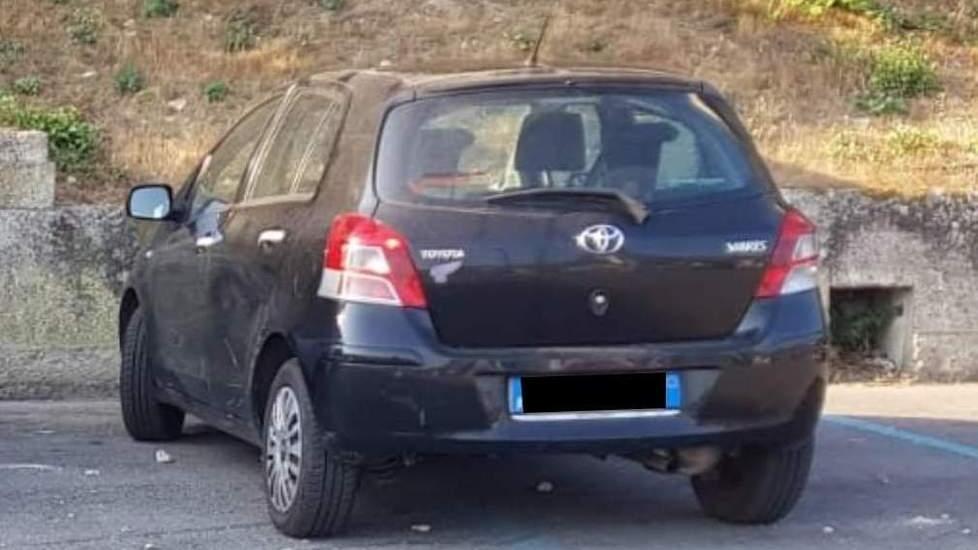 Lanciano sassi dall’alto sulle auto parcheggiate È caccia ai vandali