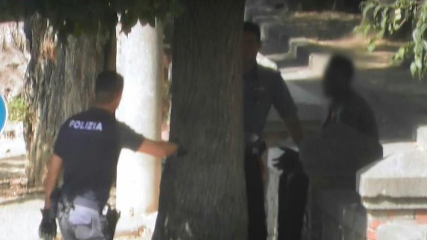 Il “fumo” nascosto dentro un albero pusher in arresto