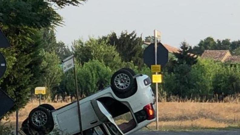 Viale Gramsci, ferita nell’auto cappottata