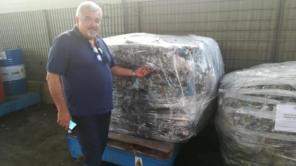 Ecoballe abbandonate in mare, il commissario: «Ecco come le recupereremo»