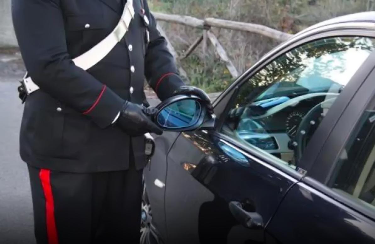 Anziano 80enne derubato con la truffa dello specchietto