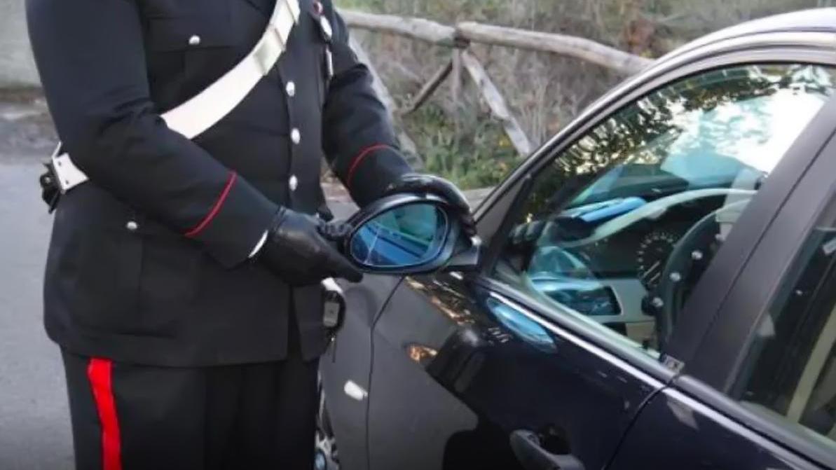 Anziano 80enne derubato con la truffa dello specchietto