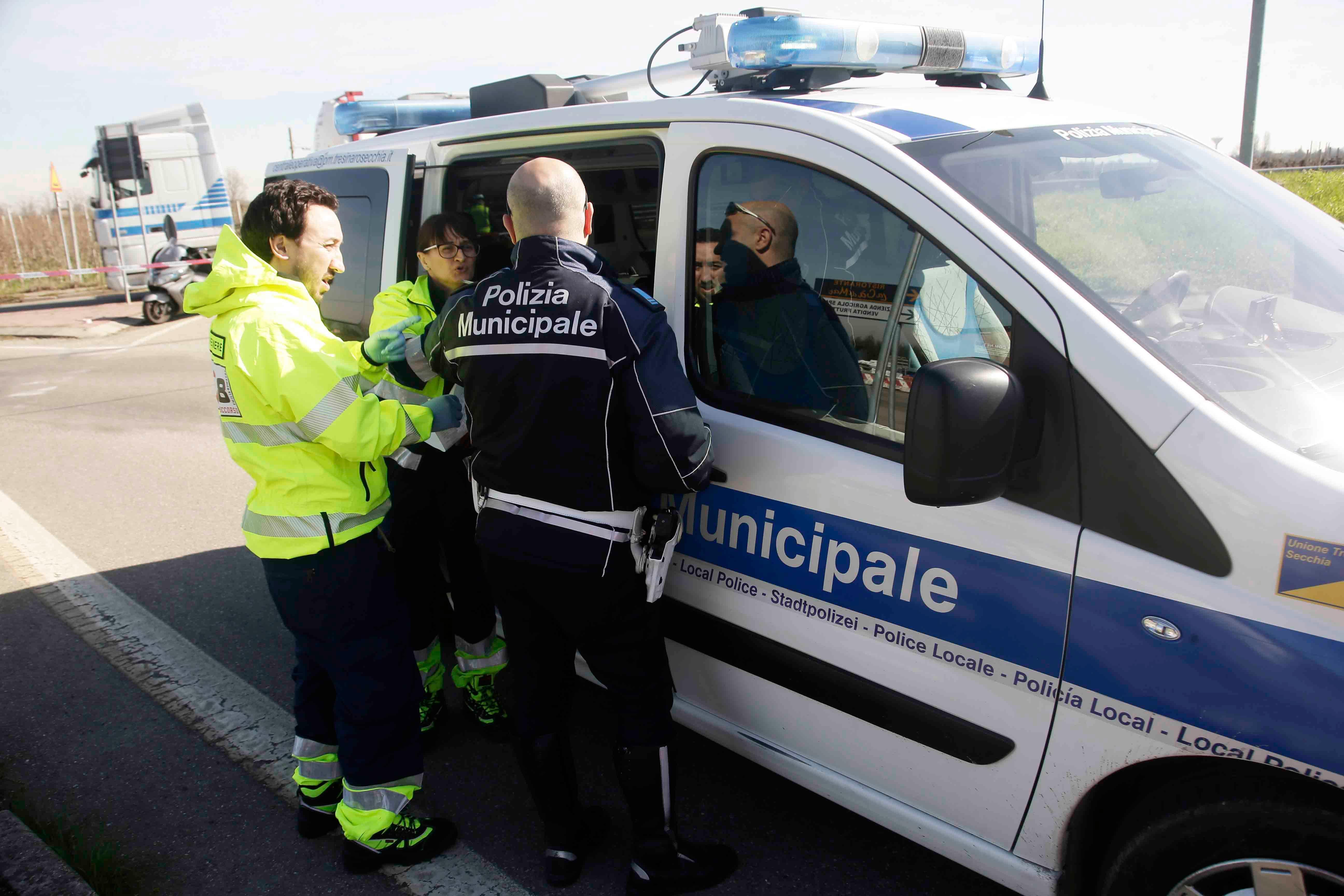 Modena, ruba un'auto e si schianta all'incrocio