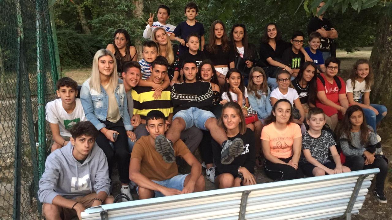I ragazzini volontari della sagra donano le mance al Meyer