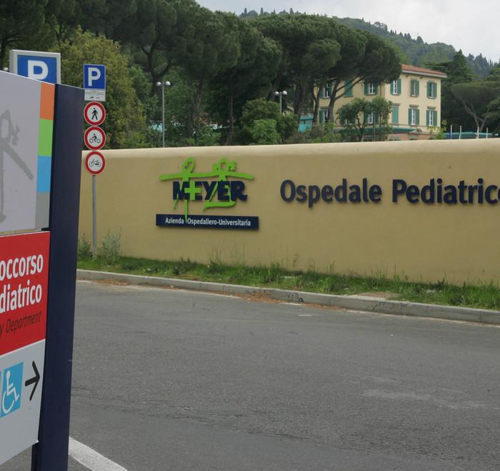 Bimbo di sette anni ferito al parco: «Rischia di perdere un dito» 