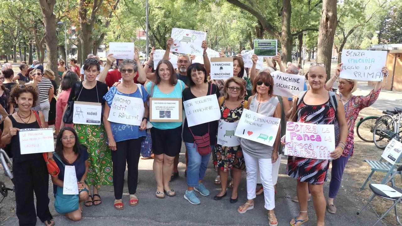 Scatta la protesta contro la rimozione delle panchine nei parchi: "Naomo siediti e rifletti"