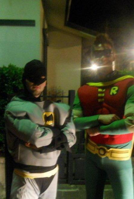 Fanno la ronda a Focette travestiti da Batman e Robin