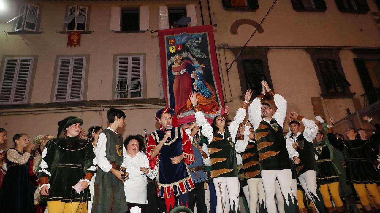 La consegna del Palio di Pescia 2018 alla contrada San Michele (Foto Nucci)
