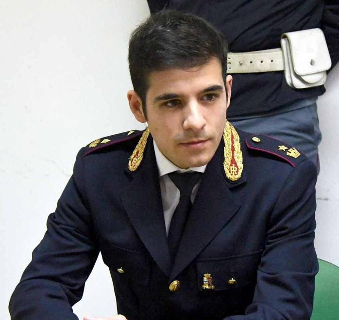 Il direttore lo segue all’uscita e così lo fa catturare