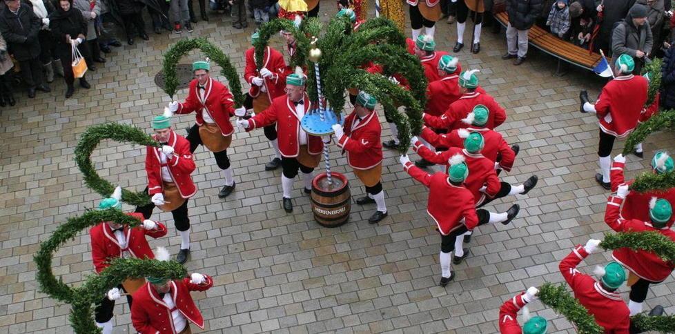 Gli Schäffler oggi in piazza Ingolstadt e festa a Colonnata 