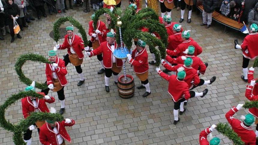 Gli Schäffler oggi in piazza Ingolstadt e festa a Colonnata