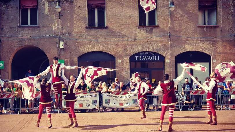 Piazza Matteotti come un’arena per il trofeo degli sbandieratori