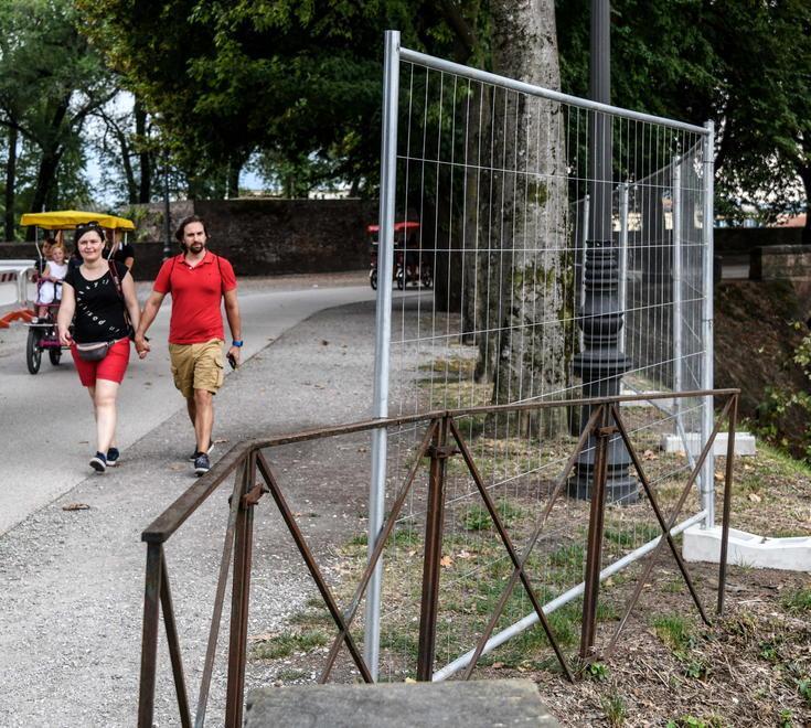 Le reti fanno scoppiare la polemica fra sindaco, opposizione e cittadini 