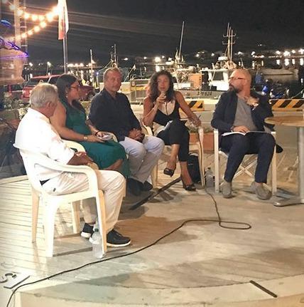 Piazza da tutto esaurito per la presentazione del libro dedicato all’Elba