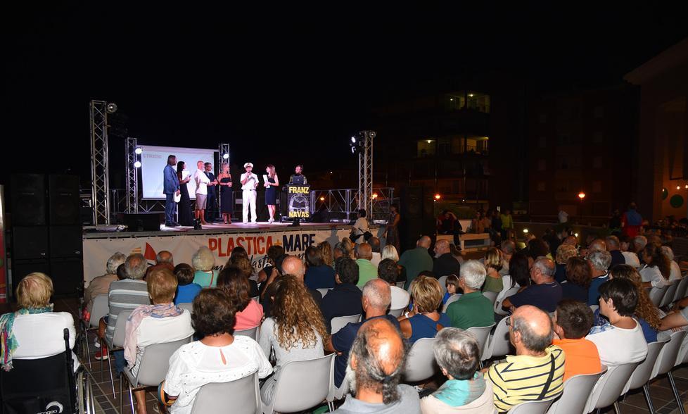 Una terrazza di emozioni brinda al mare e ai bagni 