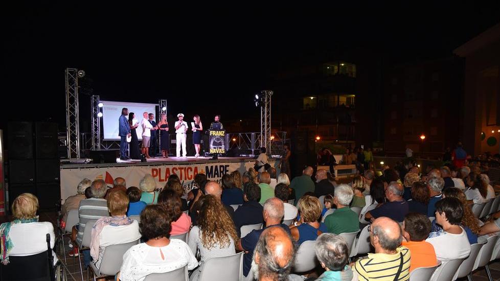 Una terrazza di emozioni brinda al mare e ai bagni