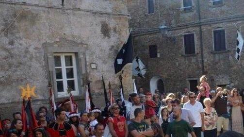 Ciuchini alla tonda Contrade pronte a duellare con lo sprint dei somarelli