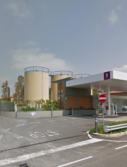 Frontale al distributore, intervento dei pompieri Tre persone in ospedale