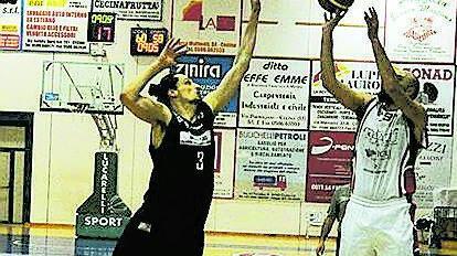 Basket Cecina saluta la città e parte subito in quarta