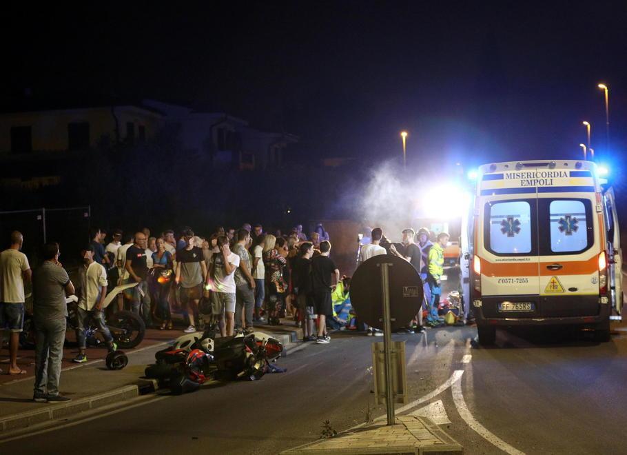 Guida ubriaco e travolge tre scooter Denunciato, due giovani in ospedale 
