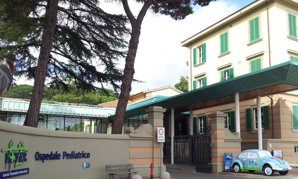 Paura per due bambini caduti dalla finestra durante un gioco 