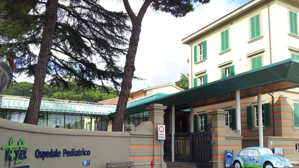 Paura per due bambini caduti dalla finestra durante un gioco