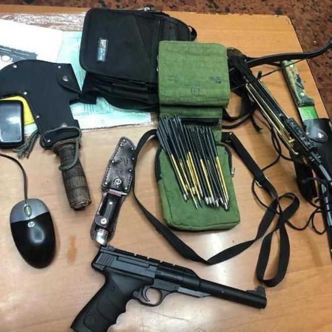 Minaccia la badante con pistola e balestra Denunciato pensionato