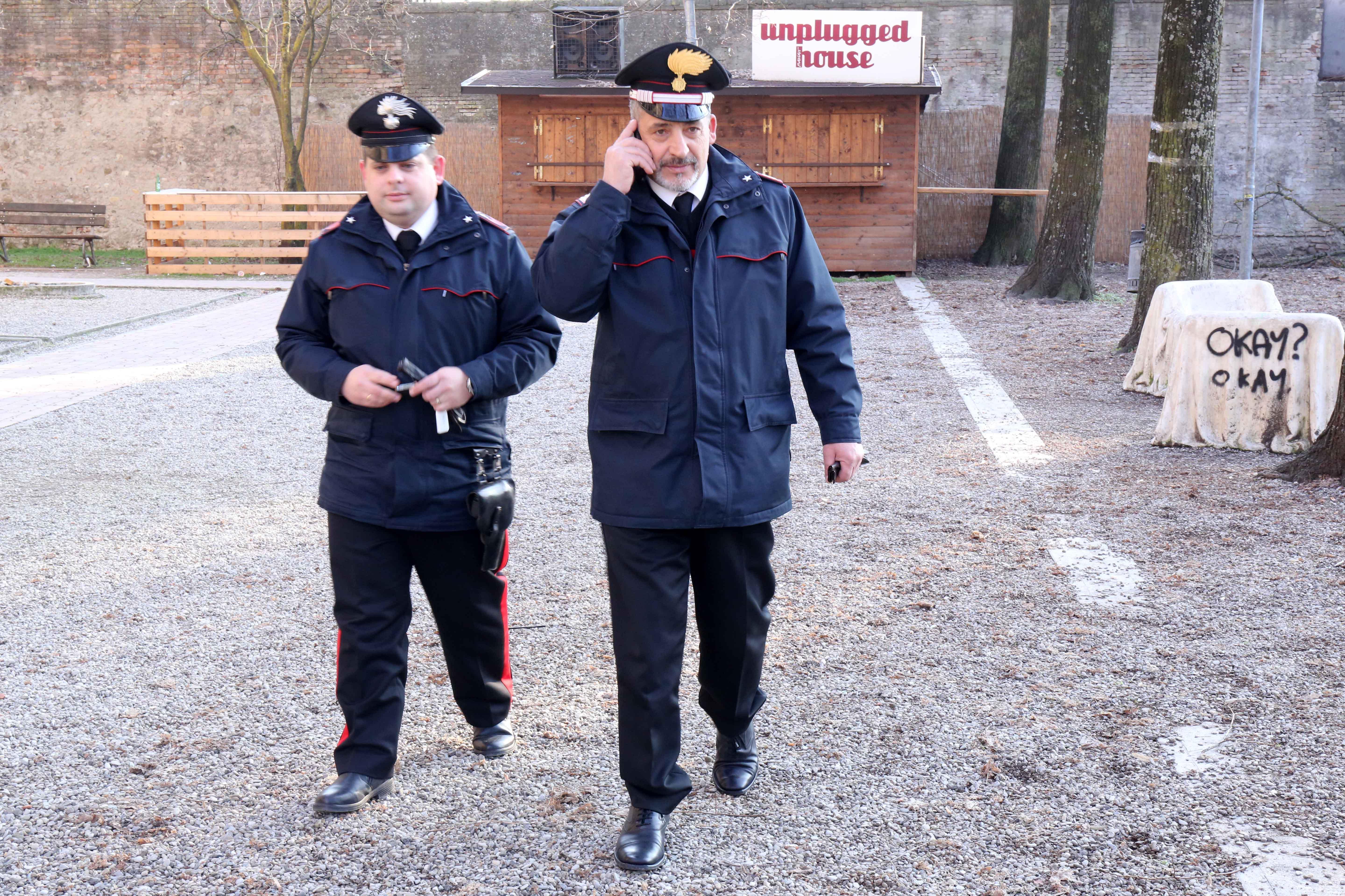 Calci e morsi ai carabinieri, arrestato un 20enne