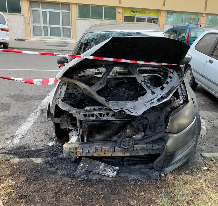 L'auto distrutta in stazione (foto Repetti/Pentafoto)