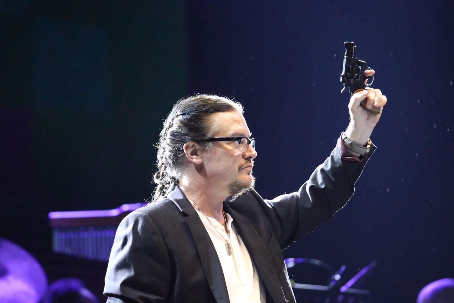 Mike Patton con la pistola giocattolo durante il concerto di Prato