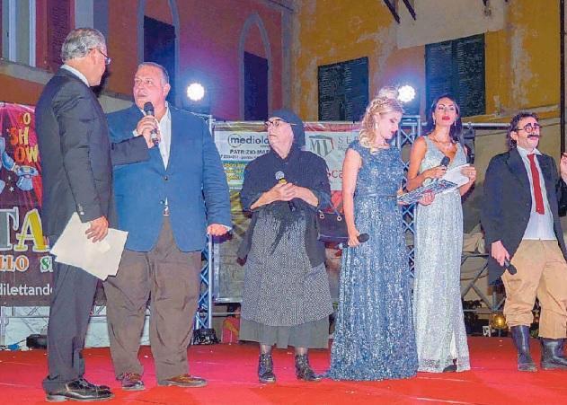 Carlo Sestini (a sinistra) con il sindaco Vivarelli Colonna nella finale di Dilettando 2017 in piazza Dante