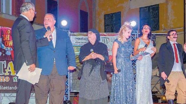 Carlo Sestini (a sinistra) con il sindaco Vivarelli Colonna nella finale di Dilettando 2017 in piazza Dante