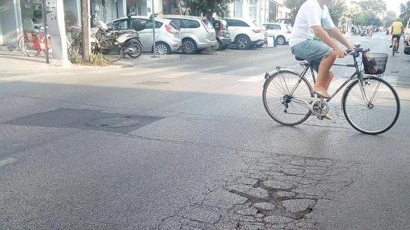 Via Foscolo tutta buche, la lettera di un anziano: «Se ci muoio sarà omicidio»