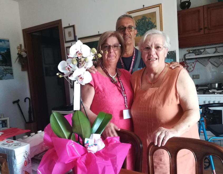 Siete i miei angeli:  invalida non esce di casa ma ha chi le porta la spesa a casa