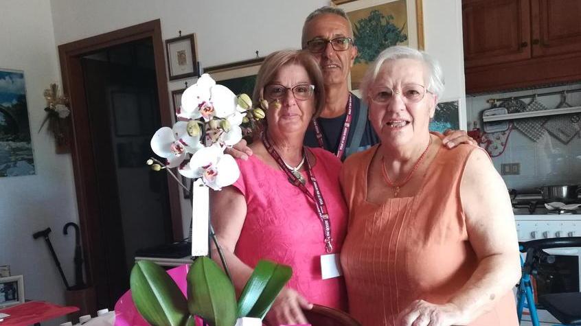 Siete i miei angeli: invalida non esce di casa ma ha chi le porta la spesa a casa