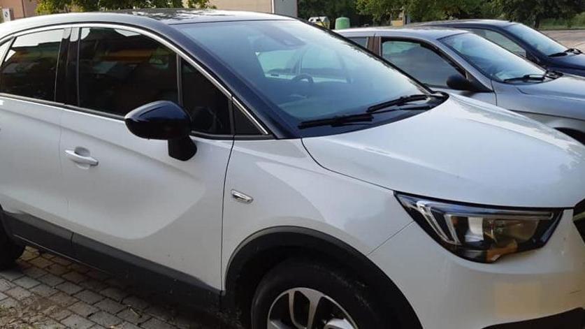 Carpi, lanciano sassi alle auto e ne colpiscono una: «Abbiamo avuto paura»